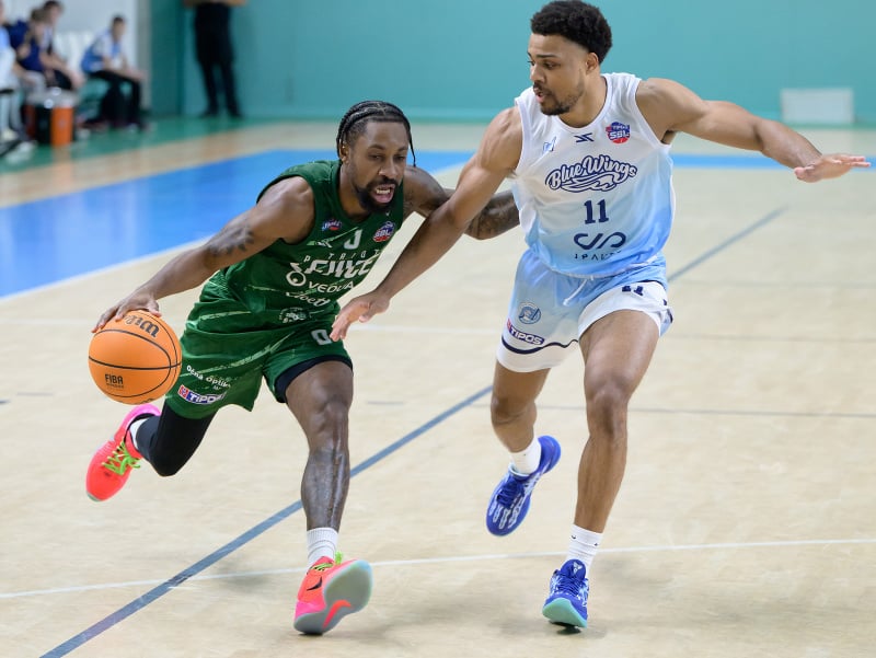 Na snímke zľava Rickey Isaiah Justin (Levice) a Dimitrius Paul Underwood (Nitra)