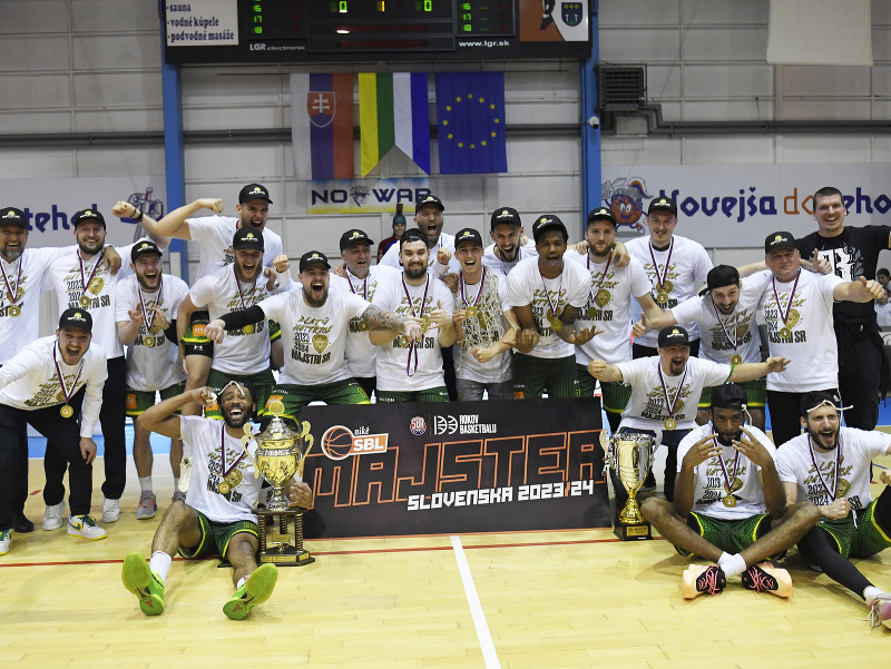 Na snímke majstri SR, basketbalisti Patrioti Levice s pohármi 22. mája 2024 v Spišskej Novej Vsi.  Patrioti Levice sa stali tretí rok po sebe víťazmi Niké Slovenskej basketbalovej ligy (Niké SBL). Finálovú sériu v sezóne 2023/2024 ukončili na palubovke Sp