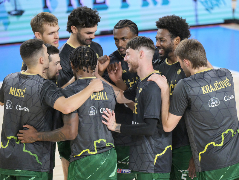 Na snímke hráči Patrioti Levice počas zápasu 1. kola Tipos SBL v basketbale mužov