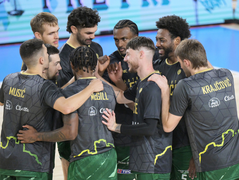 Na snímke hráči Patrioti Levice počas  zápasu 1. kola Tipos SBL v basketbale mužov