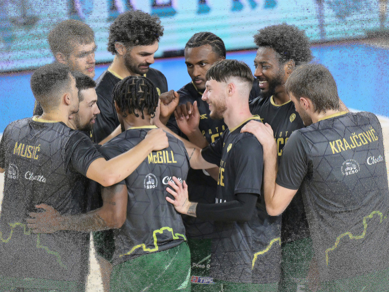Na snímke hráči Patrioti Levice počas  zápasu 1. kola Tipos SBL v basketbale mužov