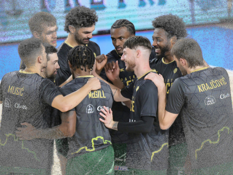 Na snímke hráči Patrioti Levice počas  zápasu 1. kola Tipos SBL v basketbale mužov