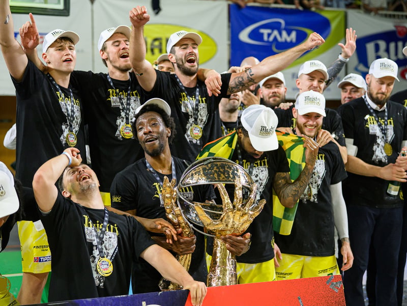 Basketbalisti Levíc sa tešia zo zisku piateho majstrovského titulu v jednom slede