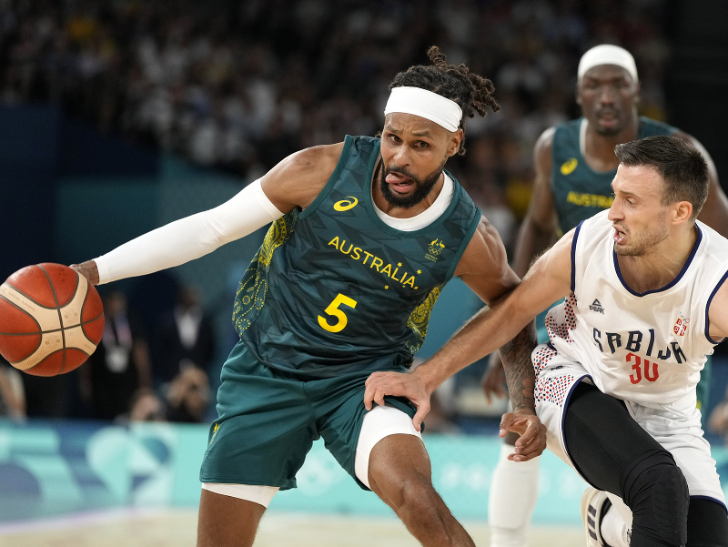 Patty Mills (vľavo) drží loptu, vpravo Srb Aleksa Avramovič