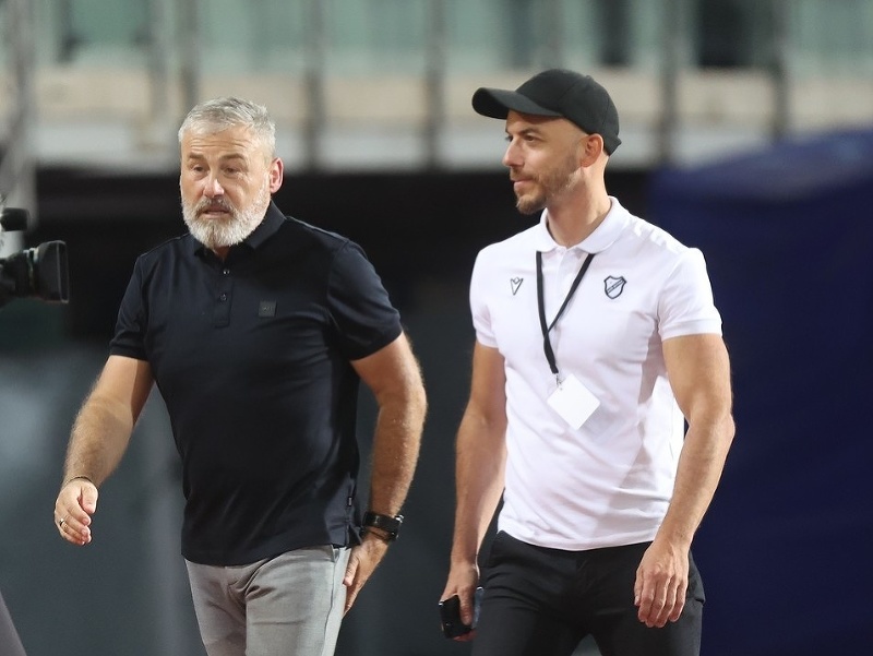 Pavel Hapal (vľavo' na lavičke Ostravy