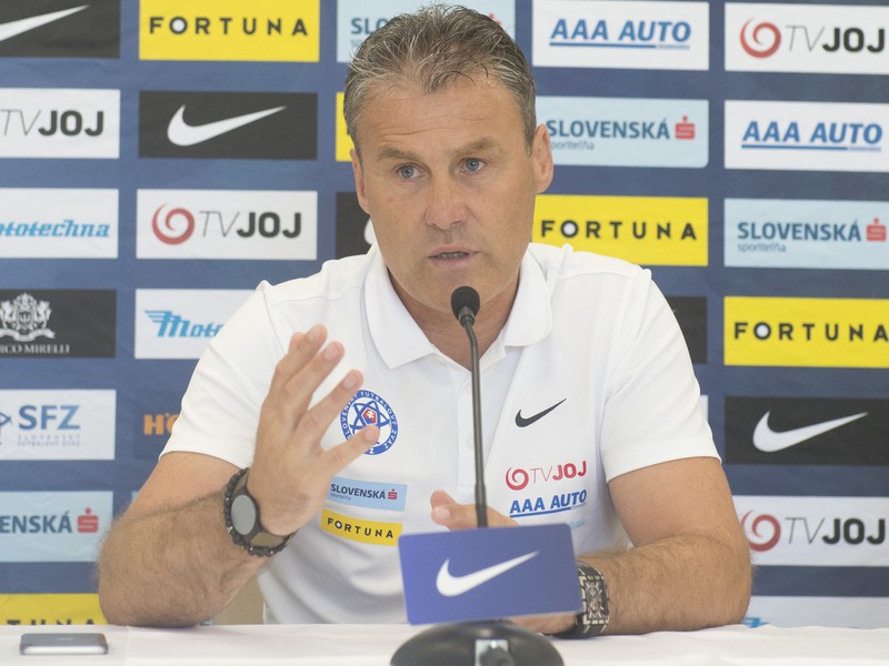 Na snímke tréner futbalistov do 21 rokov Pavel Hapal počas tlačovej konferencie