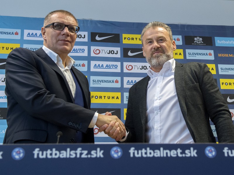 prezident Slovenského futbalového zväzu (SFZ) Ján Kováčik a nový tréner slovenskej futbalovej reprezentácie Pavel Hapal