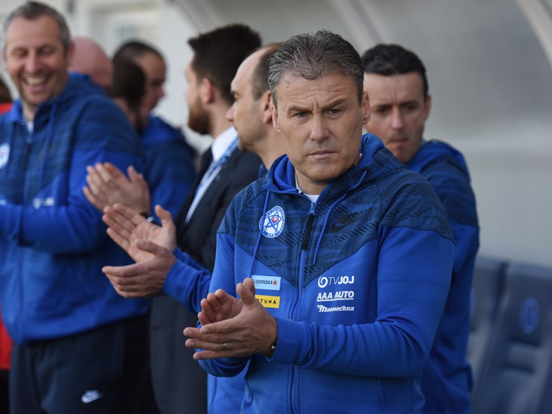 Na snímke tréner slovenskej futbalovej reprezentácie U21 Pavel Hapal pred prípravným  zápasom Slovensko U21 - Srbsko U21