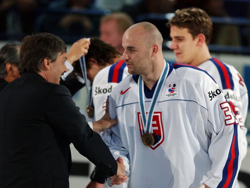 Pavol Demitra si preberá od zástupcu IIHF Reného Fasela bronzovú medailu na MS 2003