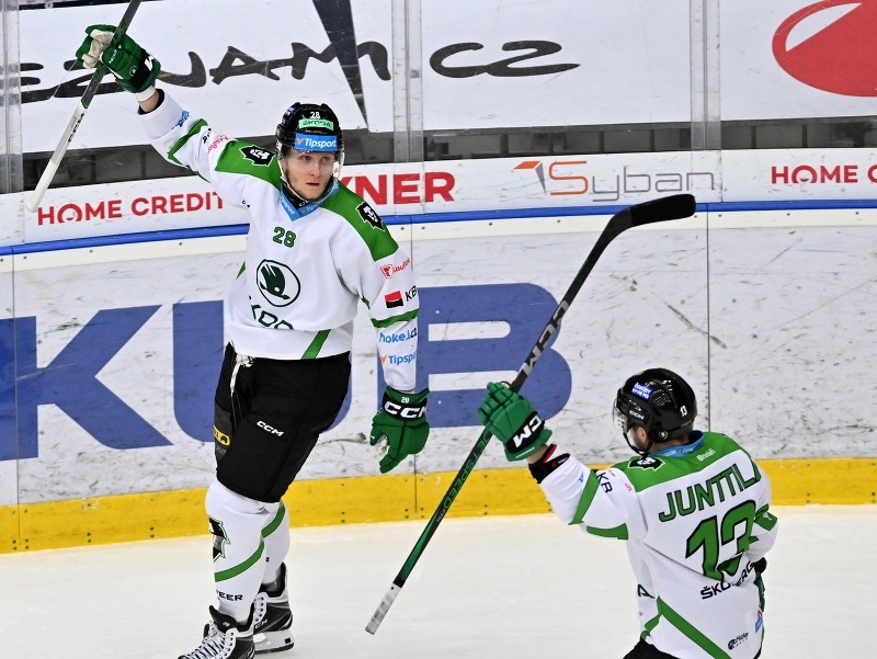 Pavol Skalický (vľavo) oslavuje gól