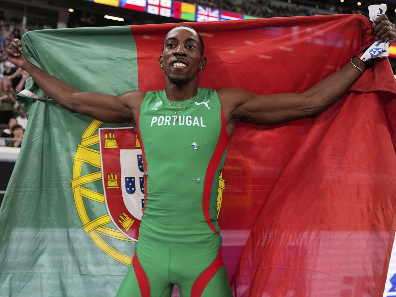 Portugalský atlét Pedro Pablo Pichardo oslavuje po jeho víťazstve v trojskoku vo finále na atletických MS v Tokiu 19. septembra 2025