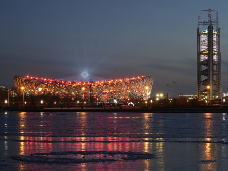 Na snímke svetelná šou na Národnom štadióne, ktorý je známy ako Vtáčie hniezdo počas zimných olympijských hier v Pekingu