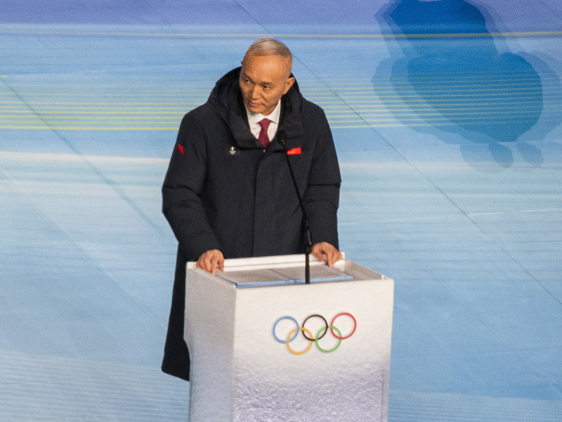 Prezident pekingského organizačného výboru Cchaj Čchi reční počas otváracieho ceremoniálu 