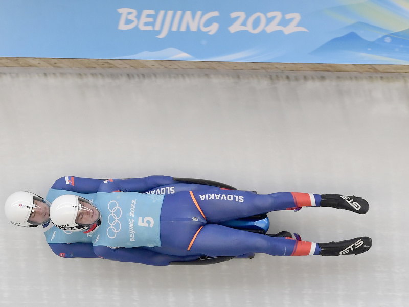 Na snímke slovenskí sánkari Matej Zmij a Tomáš Vaverčák počas šiestej tréningovej jazdy mužov v dvojsedadlových saniach v tobogáne v Jen-čchingu na ZOH 2022 v Pekingu