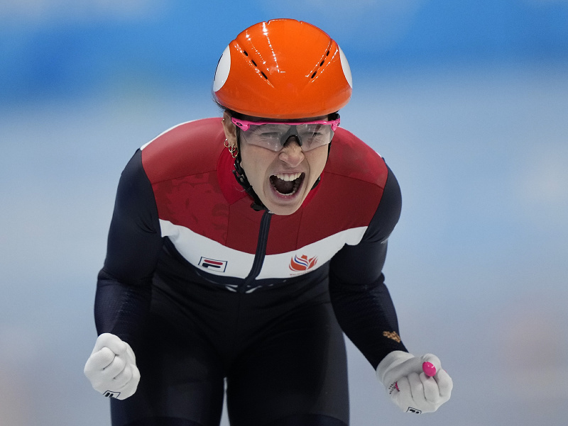 Olympijskou šampiónkou v rýchlokorčuľovaní na krátkej dráhe sa na trati 1000 m na ZOH 2022 v Pekingu stala Holanďanka Suzanne Schultingová