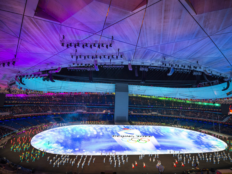 Na snímke účastníci vystupujú pred otváracím ceremoniálom na XXIV. zimných olympijských hrách na národnom štadióne Vtáčie hniezdo v Pekingu, 4. februára 2022