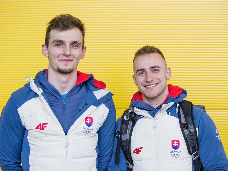Sánkari Matej Zmij a Tomáš Vaverčák počas odchodu členov slovenskej olympijskej výpravy na zimné olympijské hry 2022 v Pekingu