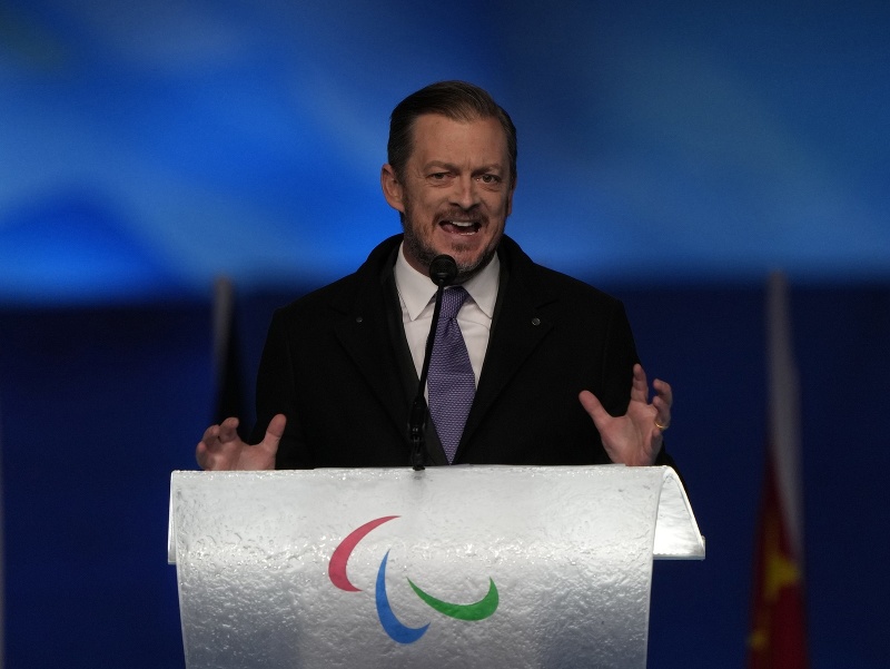 Na snímke prezident Medzinárodného paralympijského výboru Andrew Parsons počas počas otváraceho ceremoniálu XIII. zimných paralympijských hier na Národnom štadióne v Pekingu 4. marca 2022. 