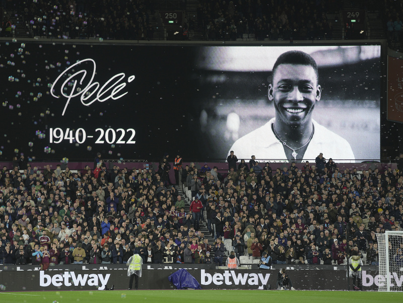 Minúta ticha na počesť Kráľa futbalu menom Edson Arantes do Nascimento - Pelé