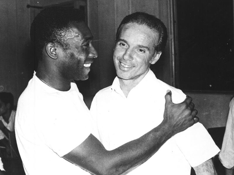 Na archívnej snímke z marca 1970 v Riu de Janeiro brazílska futbalová hviezda Pelé (vľavo) objíma Maria Zagalla po jeho vymenovaní za trénera brazílskej futbalovej reprezentácie. 