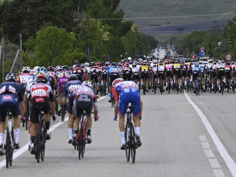 Cyklistický pelotón počas 8. etapy cyklistických pretekov Giro d'Italia na trati Foggia - Guardia Sanframondi, dlhej 170 km v talianskom meste Foggia