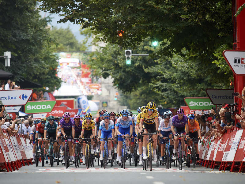 Pelotón počas etapy na cyklistický pretekoch Vuelta a Espaňa