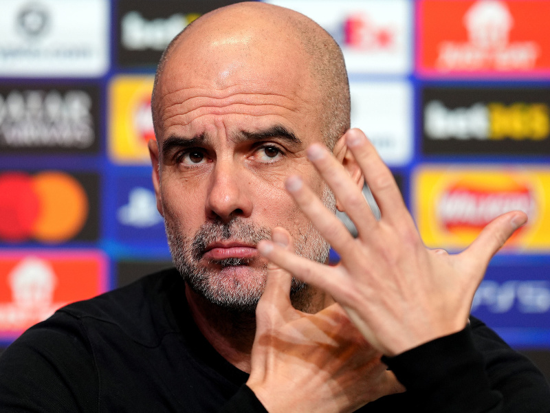 Tréner Manchestru City Pep Guardiola reaguje na tlačovej konferencii pred zápasom Ligy majstrov