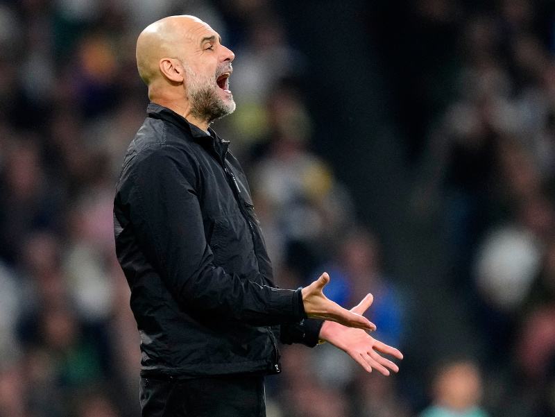 Tréner Pep Guardiola reaguje počas zápasu Ligy majstrov