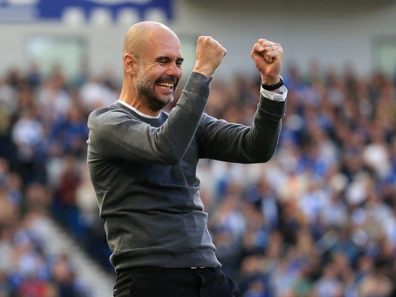 Pep Guardiola oslavuje ďalší anglický titul