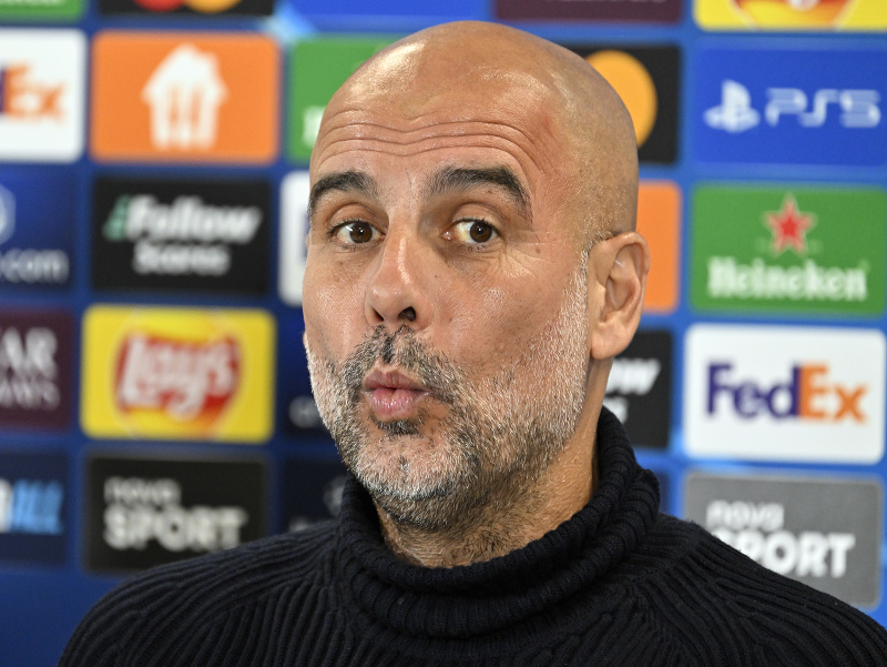 Tréner Josep Guardiola počas tlačovej konferencie Manchester City pred zápasom Ligy majstrov UEFA 