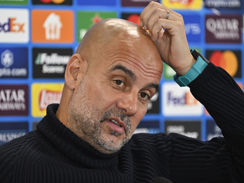 Tréner Josep Guardiola počas tlačovej konferencie Manchester City pred zápasom Ligy majstrov UEFA 