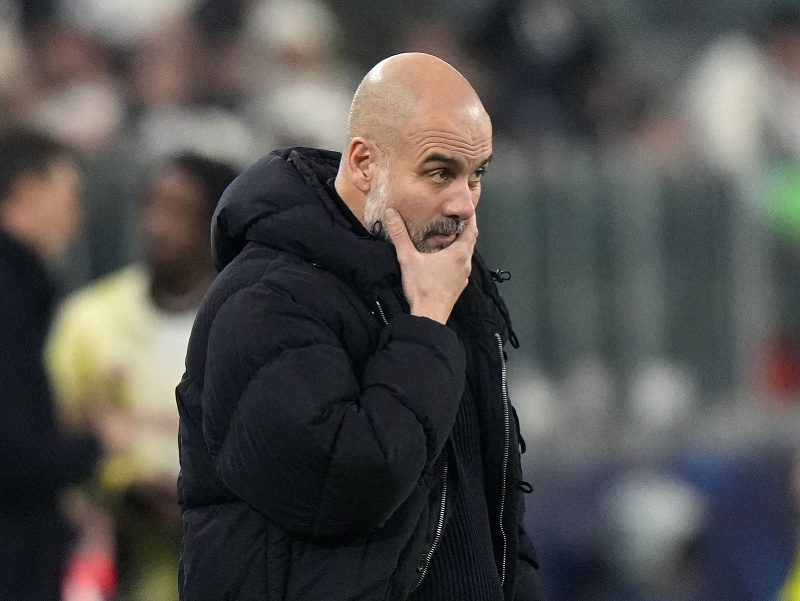 Zamyslený Pep Guardiola počas zápasu Ligy majstrov 