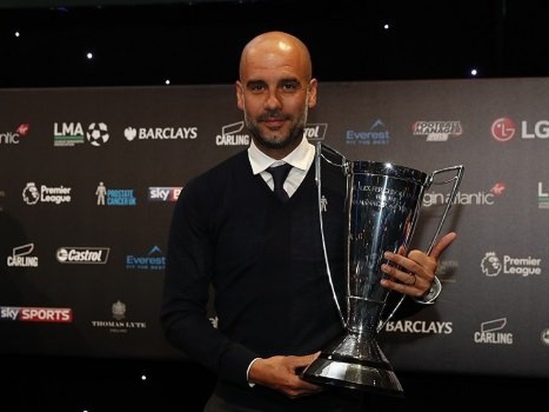 Pep Guardiola s trofejou pre Najlepšieho manažéra v Premier League