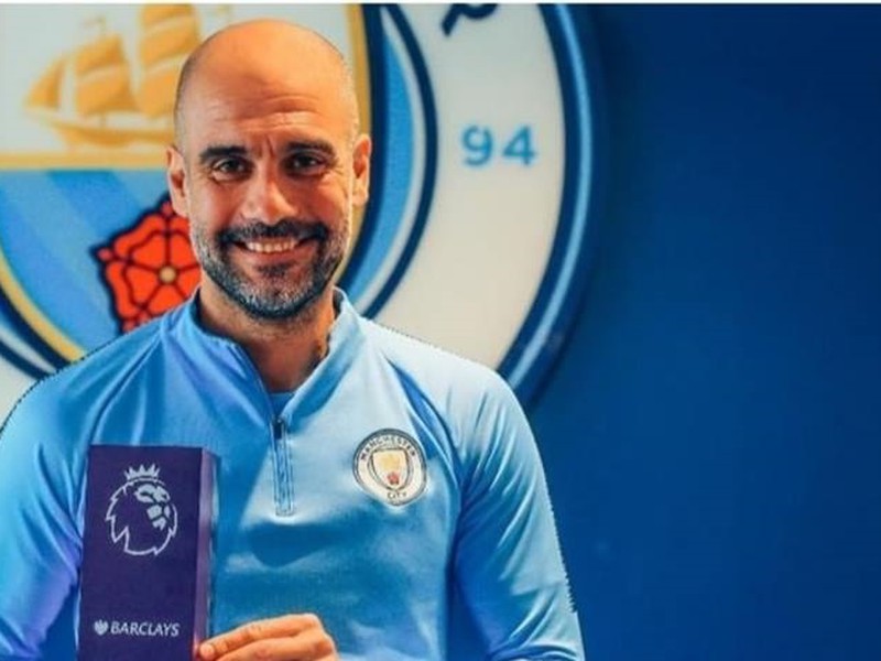 Pep Guardiola s trofejou