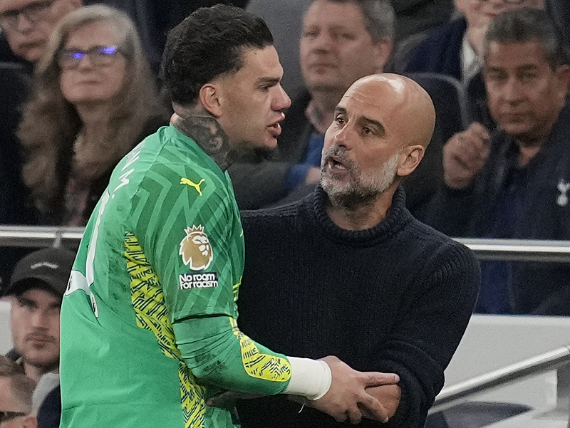 Vystriedaný brankár Ederson a tréner Pep Guardiola