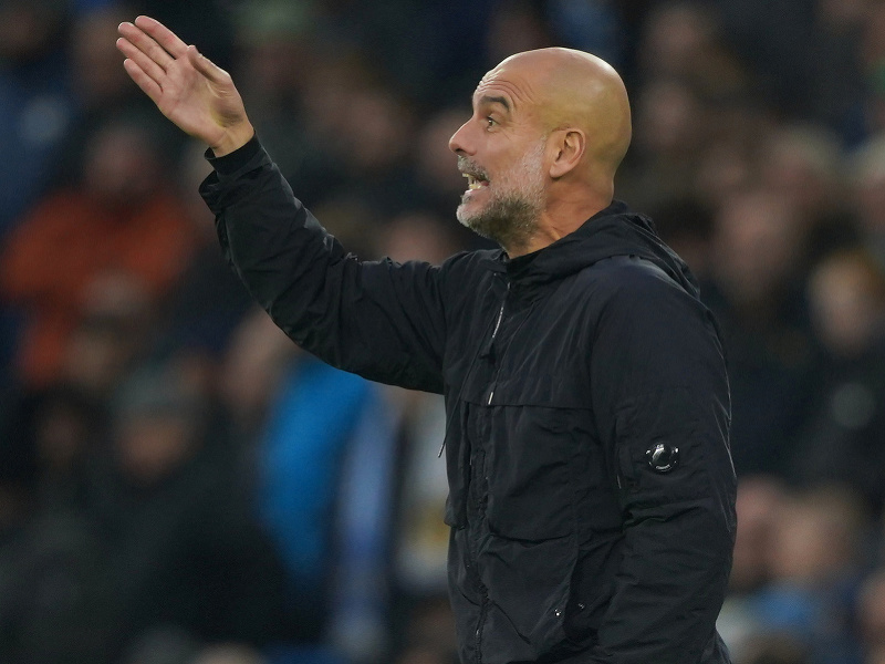  Pep Guardiola dáva pokyny 