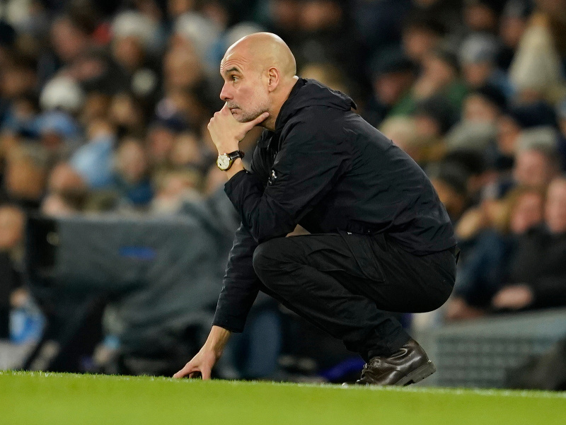 Tréner Pep Guardiola reaguje počas zápasu Premier League