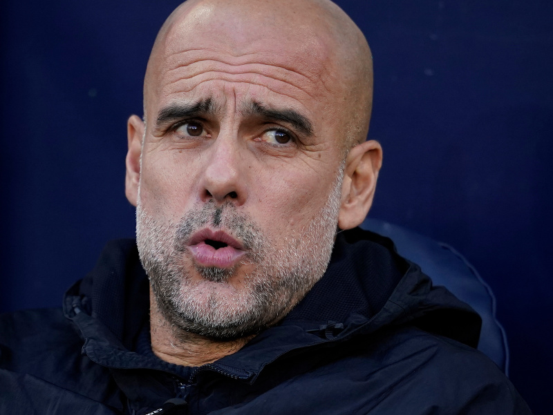 Tréner Pep Guardiola reaguje počas zápasu Premier League