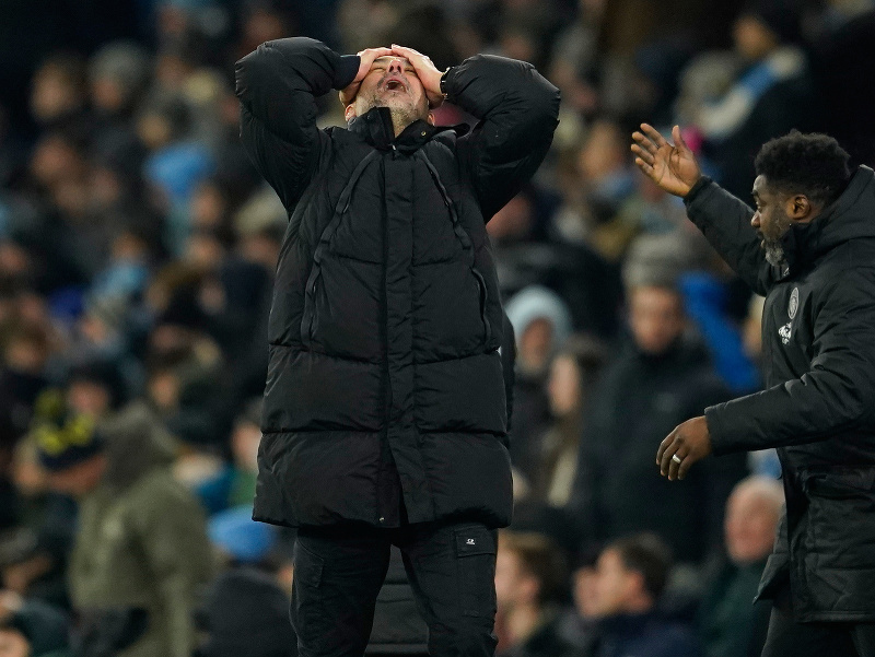 Tréner Pep Guardiola reaguje počas zápasu