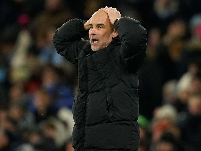 Tréner ManCity Pep Guardiola reaguje počas zápasu Premier League