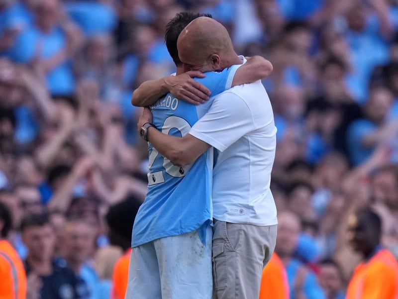 Bernardo Silva v objatí s trénerom Pepom Guardiolom