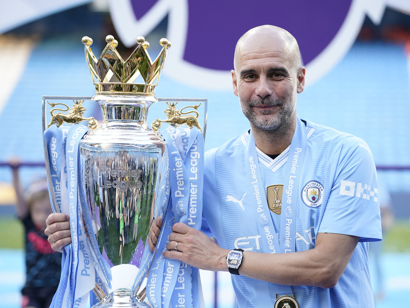 Manažér Manchestru City Pep Guardiola oslavuje triumf v Premier League