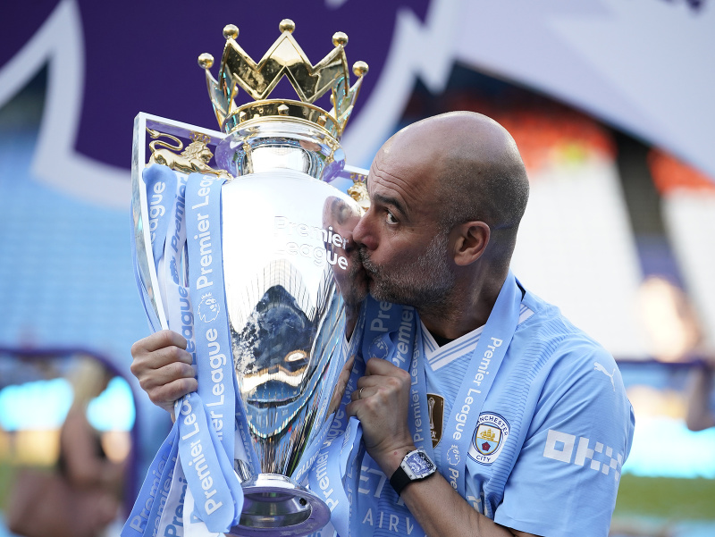 Manažér Manchestru City Pep Guardiola oslavuje triumf v Premier League