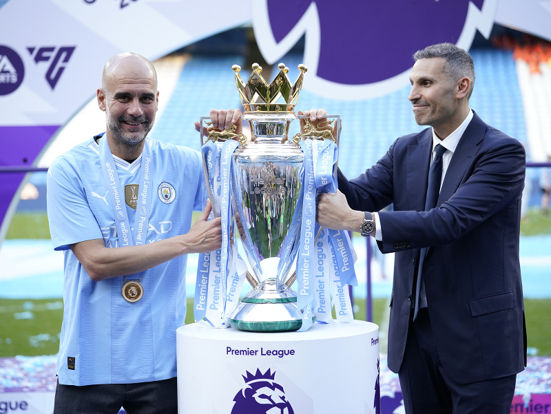 Manažér Manchestru City Pep Guardiola a šéf klubu Khaldoon Al Mubarak
