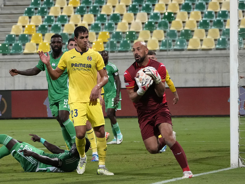 Pepe Reina s loptou v náručí 