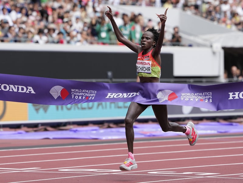 Kenská bežkyňa Peres Jepchirchirová víťazí v maratóne na atletických MS v Tokiu 