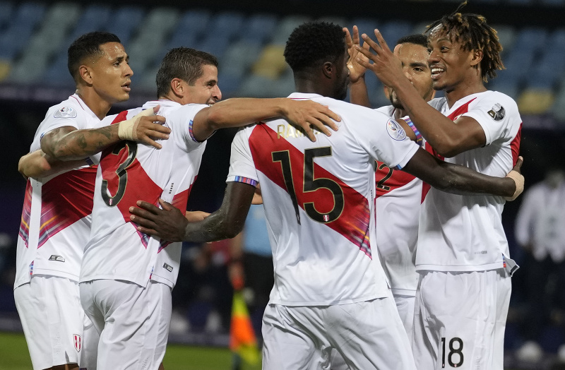 Futbalisti Peru sa tešia po vlastnom góle Yerryho Minu