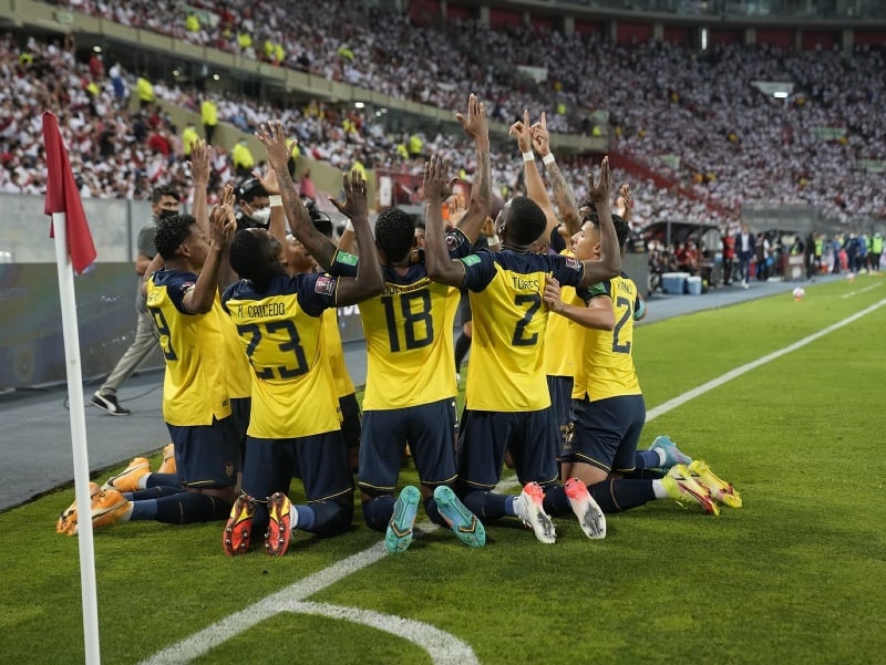  Na snímke ekvádorskí futbalisti sa tešia po góle spoluhráča Michaela Astradu v dueli 16. kola juhoamerickej kvalifikácie o postup na MS 2022 Peru - Ekvádor