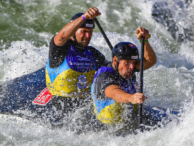 Na snímke slovenskí reprezentanti Pavol a Peter Hochschornerovci počas finále šprintu C2 na majstrovstvách sveta vo vodnom slalome v Areáli vodných športov Divoká voda v bratislavskom Čunove