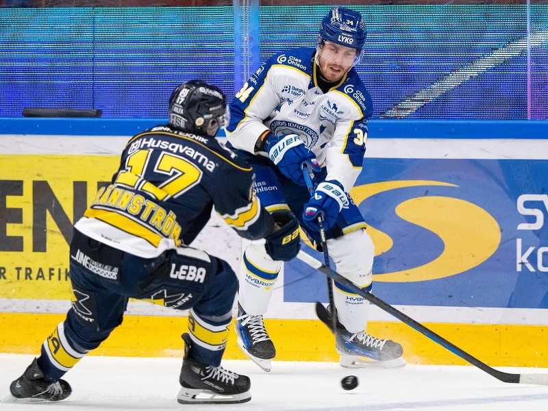 Peter Cehlárik (v bielom) počas zápasu